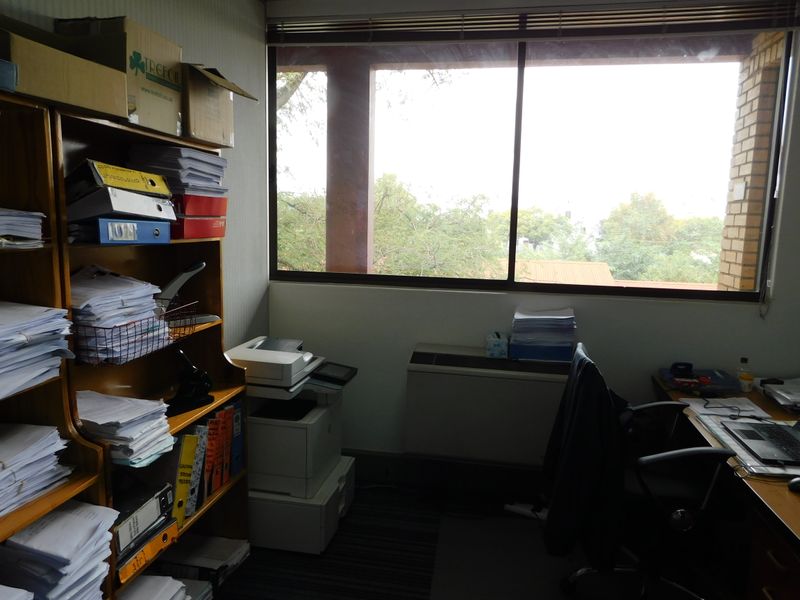 Neat Professional Offices For Sale In A Secure Park. - Photo 9