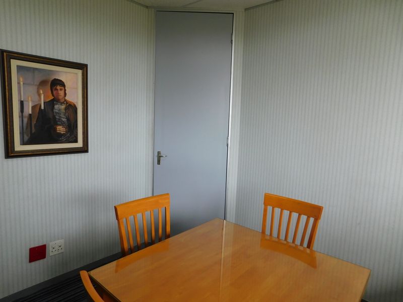 Neat Professional Offices For Sale In A Secure Park. - Photo 8