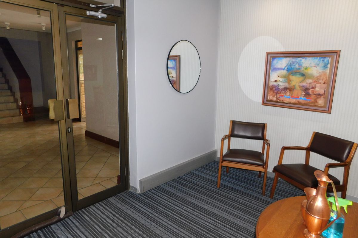 Neat Professional Offices For Sale In A Secure Park. - Photo 4