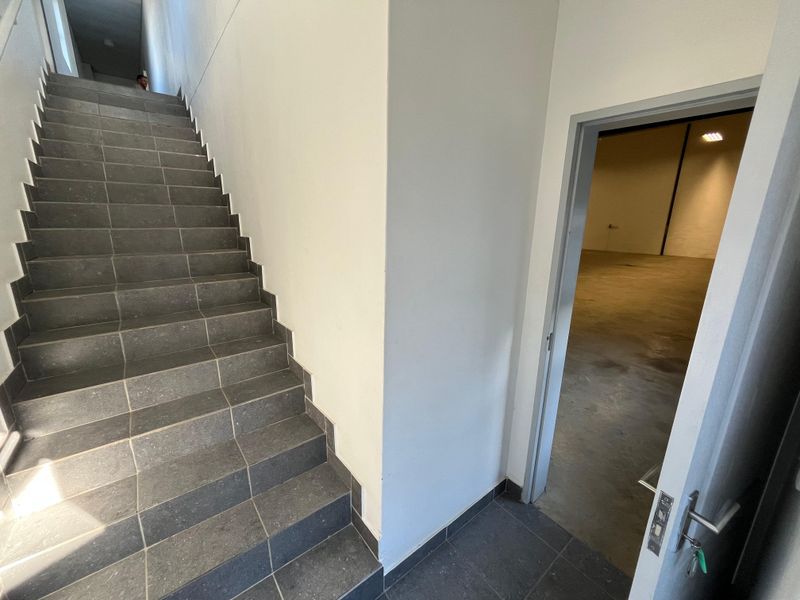 Modern Industrial Unit with Premium Office Component. 359 squares at Exceptional Value in Rivergate. - Photo 4