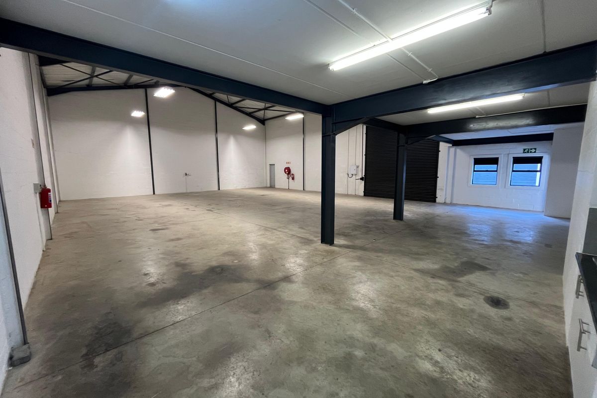 Modern Industrial Unit with Premium Office Component. 359 squares at Exceptional Value in Rivergate. - Photo 3