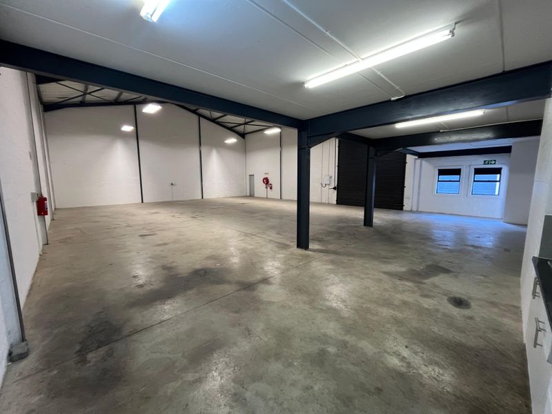 Modern Industrial Unit with Premium Office Component. 359 squares at Exceptional Value in Rivergate. - Photo 3