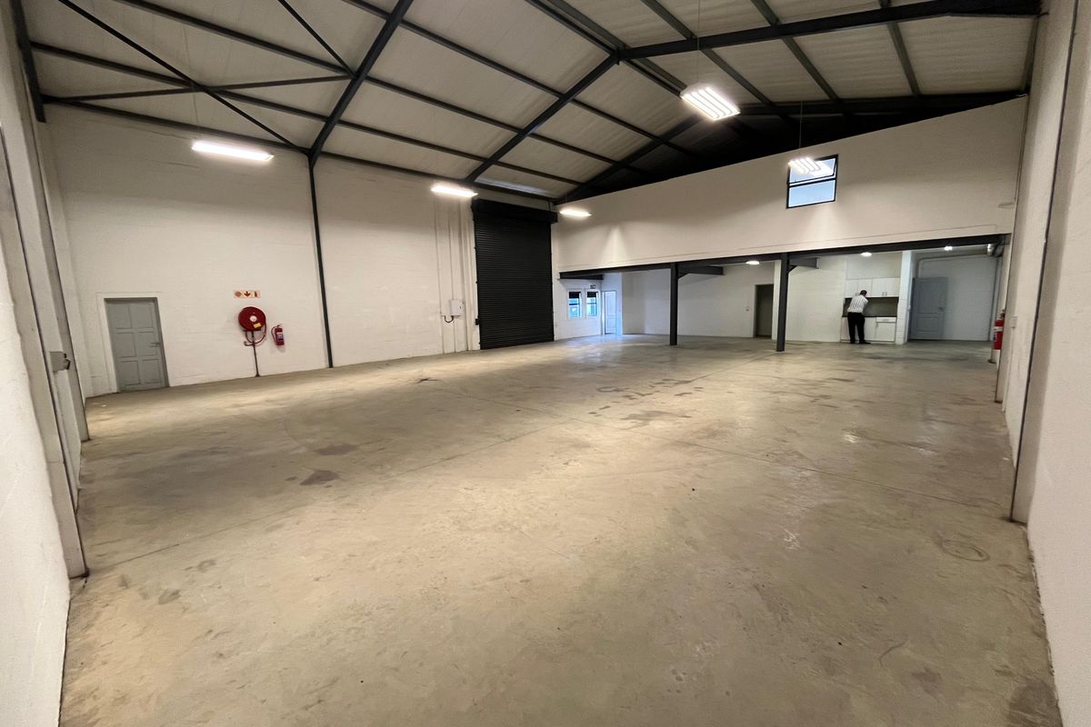Modern Industrial Unit with Premium Office Component. 359 squares at Exceptional Value in Rivergate. - Photo 2