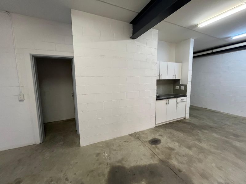 Modern Industrial Unit with Premium Office Component. 359 squares at Exceptional Value in Rivergate. - Photo 7