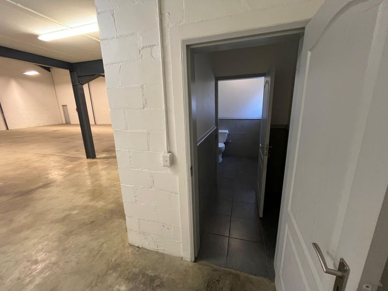 Modern Industrial Unit with Premium Office Component. 359 squares at Exceptional Value in Rivergate. - Photo 9