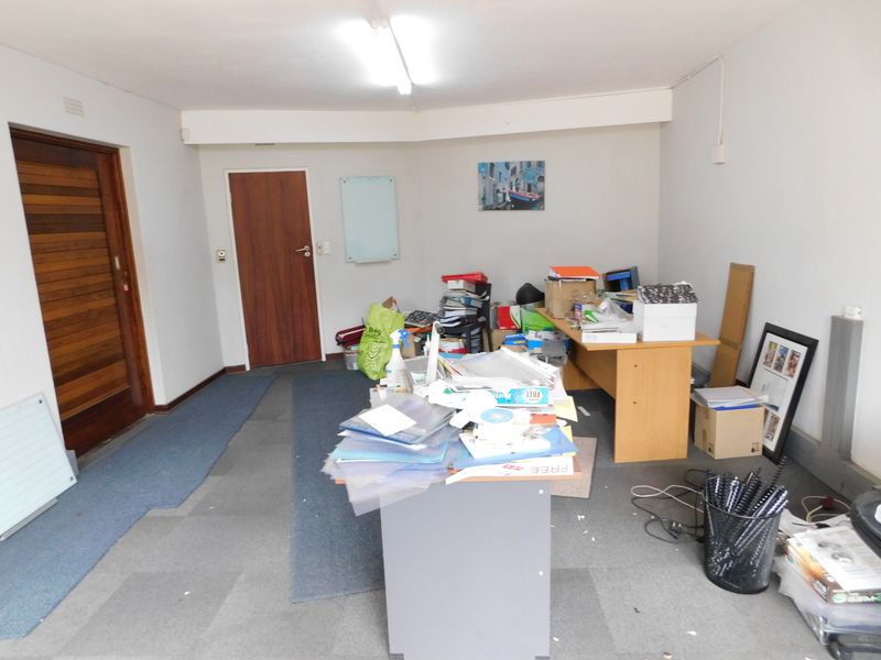 Freestanding Freehold Versatile Premises Ideal For Training / Conferencing. - Photo 10