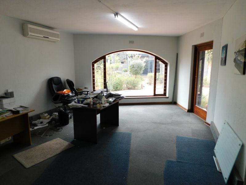 Freestanding Freehold Versatile Premises Ideal For Training / Conferencing. - Photo 9