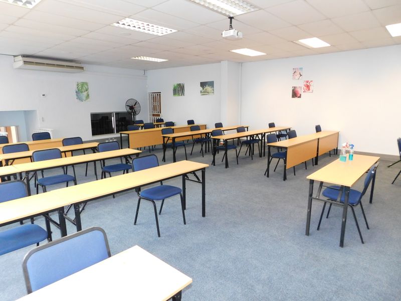 Freestanding Freehold Versatile Premises Ideal For Training / Conferencing. - Photo 7