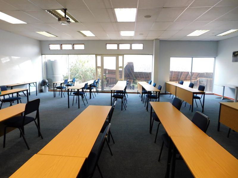 Freestanding Freehold Versatile Premises Ideal For Training / Conferencing. - Photo 6