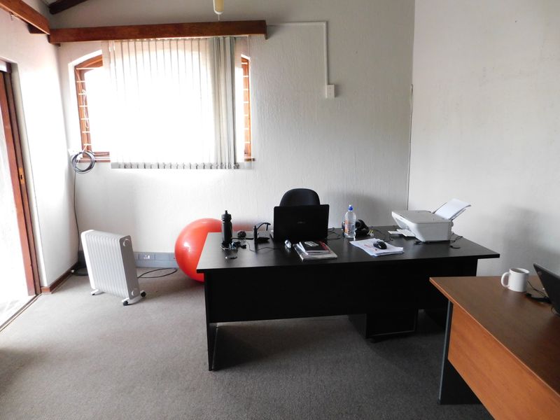 Freestanding Freehold Versatile Premises Ideal For Training / Conferencing. - Photo 8