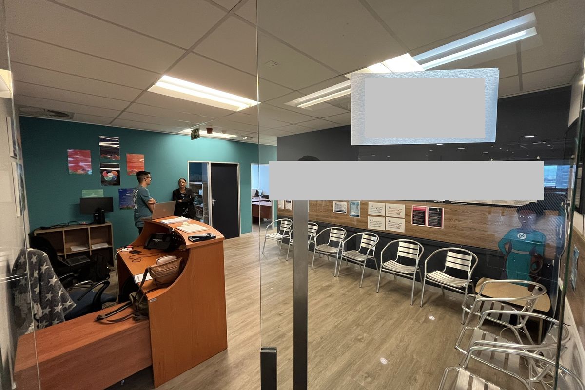 Modern Plug-and-Play Office with Sweeping CBD & Harbour Views. The Towers, Foreshore. - Photo 3