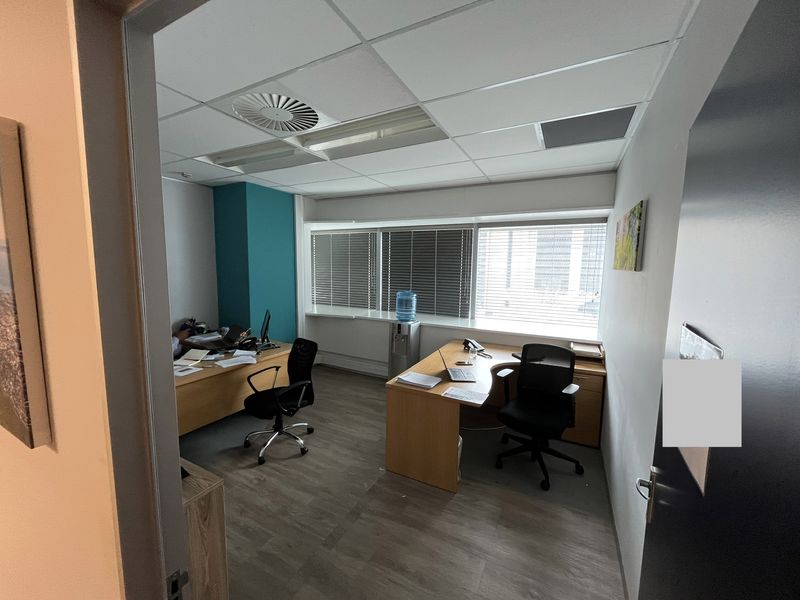 Modern Plug-and-Play Office with Sweeping CBD & Harbour Views. The Towers, Foreshore. - Photo 10