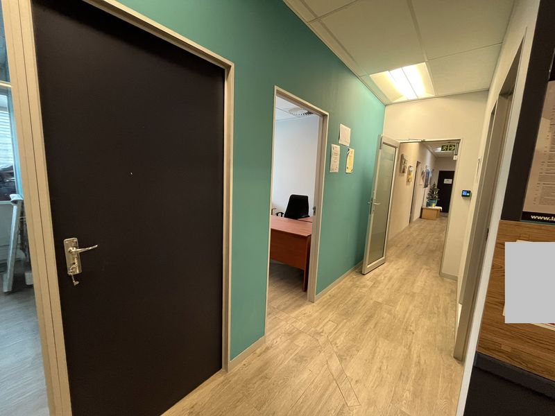 Modern Plug-and-Play Office with Sweeping CBD & Harbour Views. The Towers, Foreshore. - Photo 9