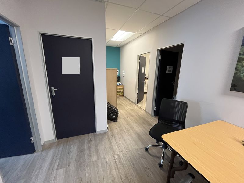 Modern Plug-and-Play Office with Sweeping CBD & Harbour Views. The Towers, Foreshore. - Photo 8