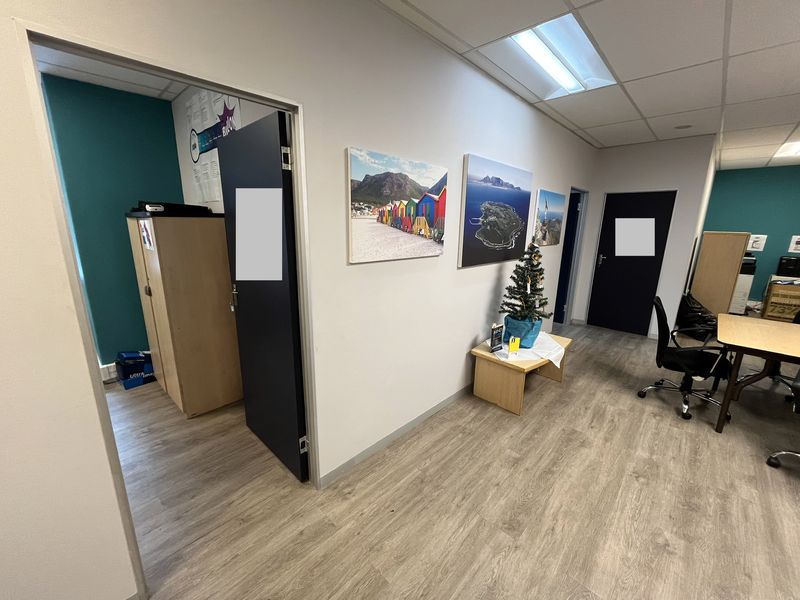 Modern Plug-and-Play Office with Sweeping CBD & Harbour Views. The Towers, Foreshore. - Photo 6