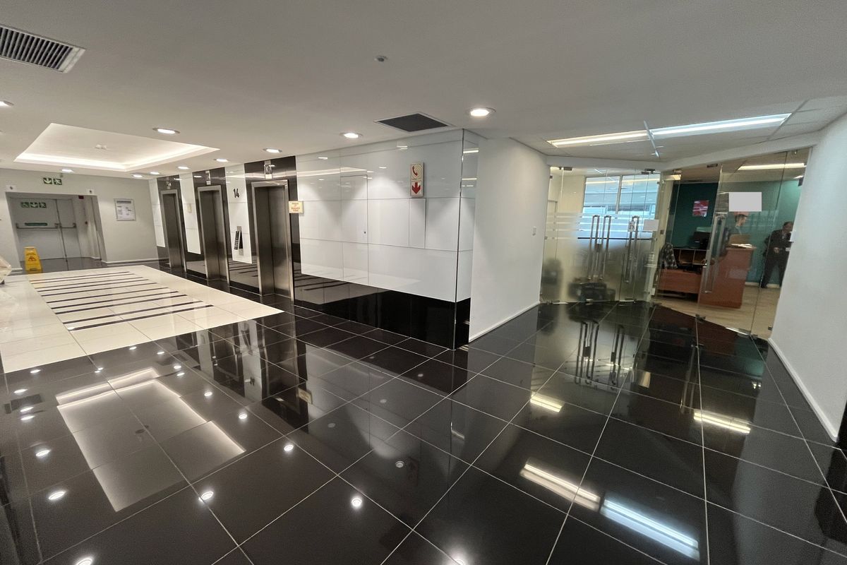 Modern Plug-and-Play Office with Sweeping CBD & Harbour Views. The Towers, Foreshore. - Photo 2