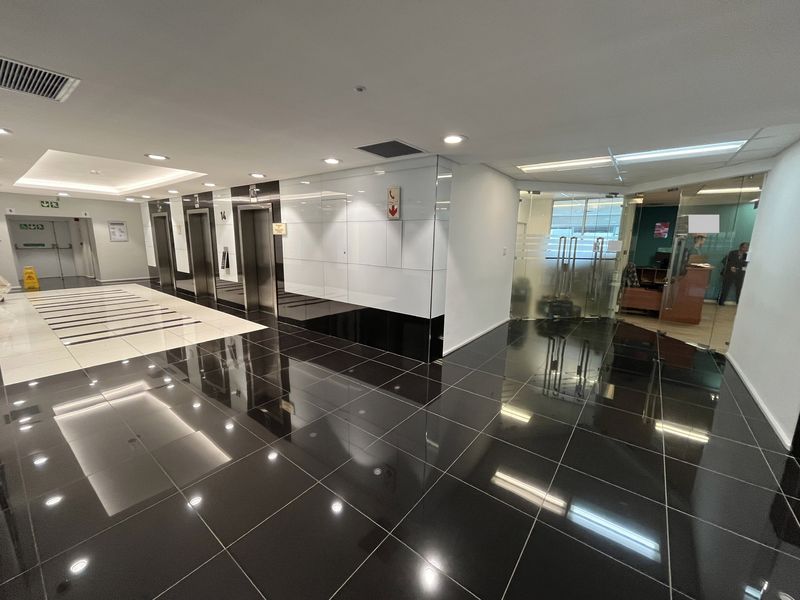 Modern Plug-and-Play Office with Sweeping CBD & Harbour Views. The Towers, Foreshore. - Photo 2