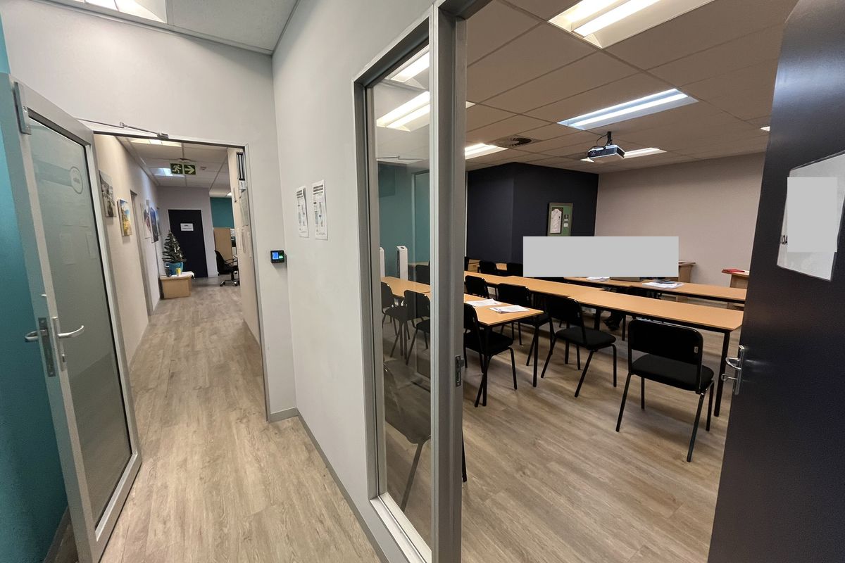 Modern Plug-and-Play Office with Sweeping CBD & Harbour Views. The Towers, Foreshore. - Photo 4