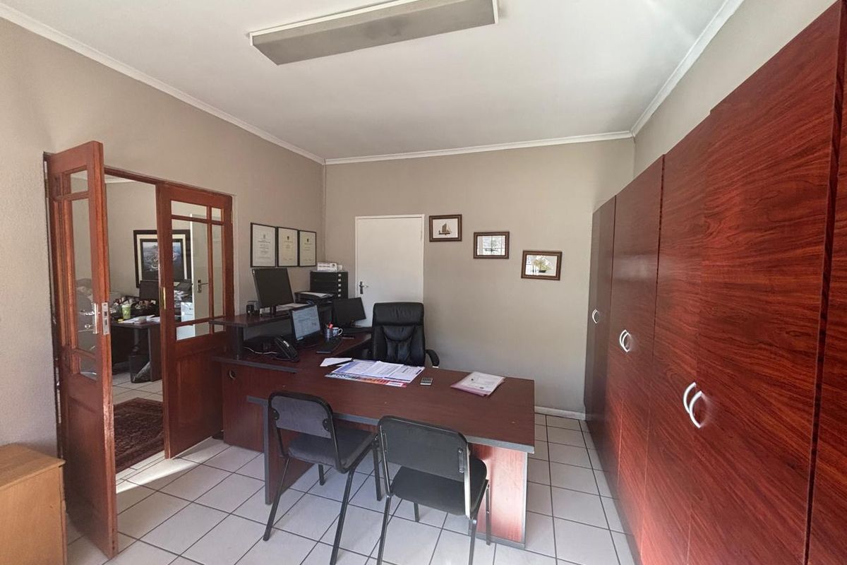 166sqm Office To Let in Bo Oakdale, Bellville | 4 Offices | Parking Included - Photo 3