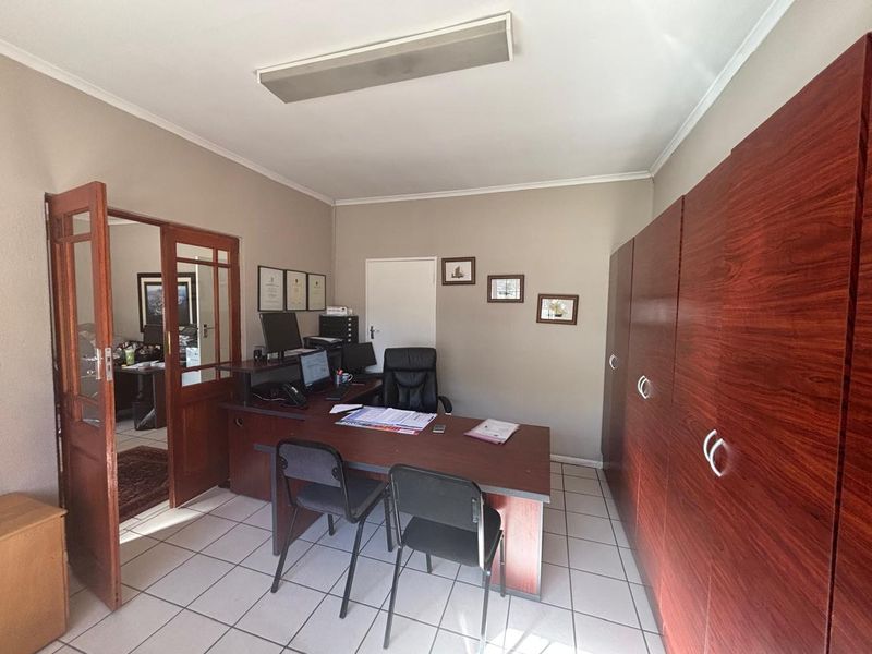 166sqm Office To Let in Bo Oakdale, Bellville | 4 Offices | Parking Included - Photo 3