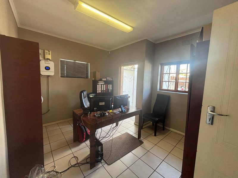 166sqm Office To Let in Bo Oakdale, Bellville | 4 Offices | Parking Included - Photo 10