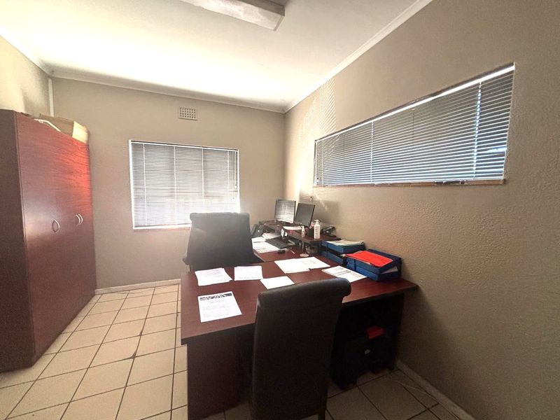 166sqm Office To Let in Bo Oakdale, Bellville | 4 Offices | Parking Included - Photo 9