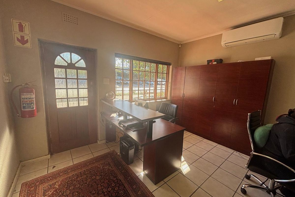 166sqm Office To Let in Bo Oakdale, Bellville | 4 Offices | Parking Included - Photo 2