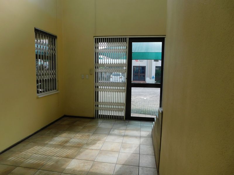 Neat Ground Floor Workspace Available In A Secure Modern Park. - Photo 4