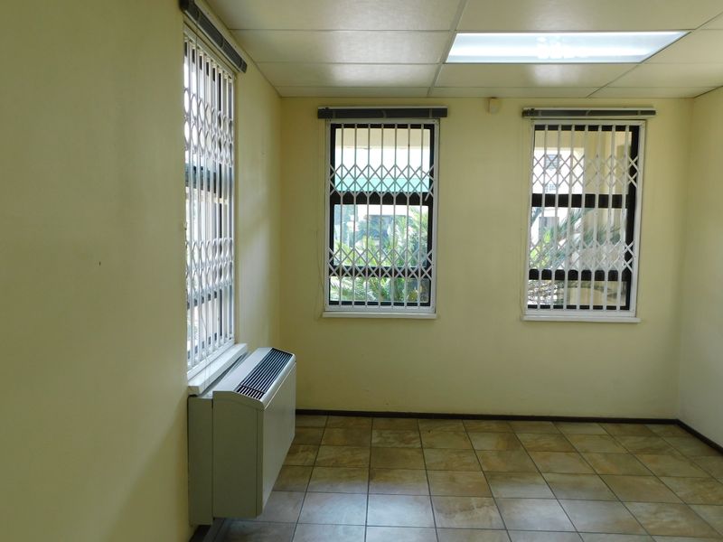 Neat Ground Floor Workspace Available In A Secure Modern Park. - Photo 8