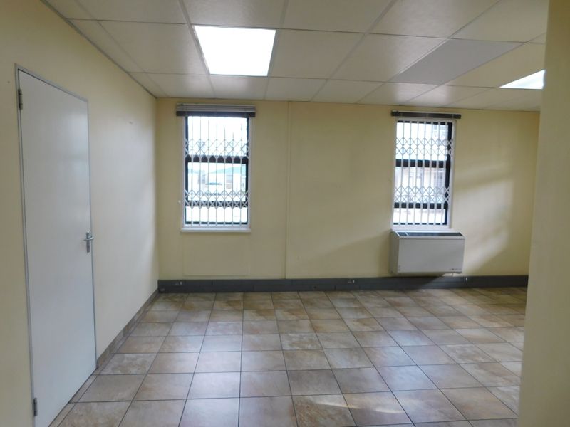Neat Ground Floor Workspace Available In A Secure Modern Park. - Photo 7