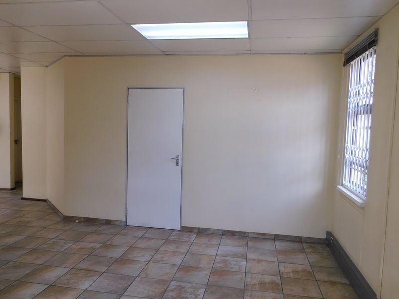Neat Ground Floor Workspace Available In A Secure Modern Park. - Photo 9