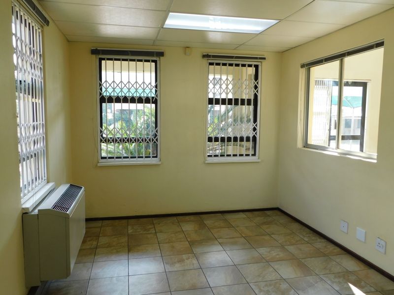 Neat Ground Floor Workspace Available In A Secure Modern Park. - Photo 10