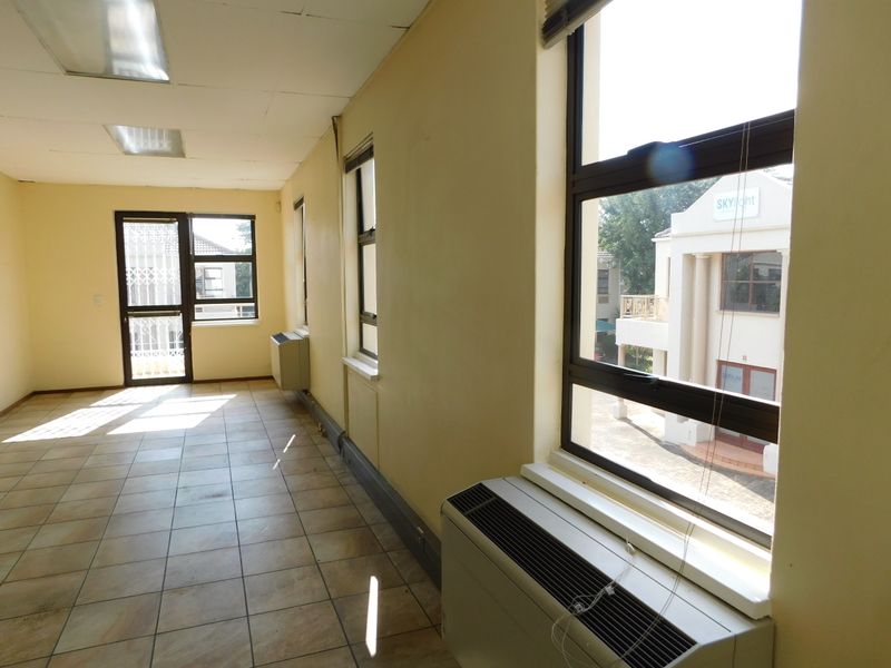 Neat Ground Floor Workspace Available In A Secure Modern Park. - Photo 6