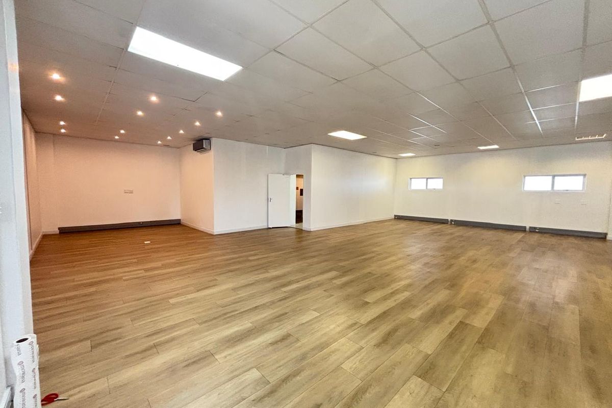 206m2 First Floor Retail / Office Space To Let in Durbanville - Photo 3