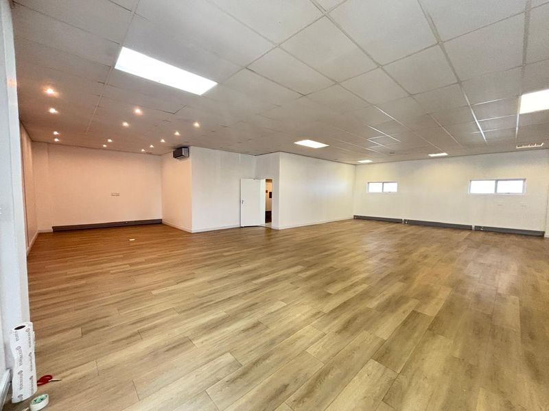 206m2 First Floor Retail / Office Space To Let in Durbanville - Photo 3