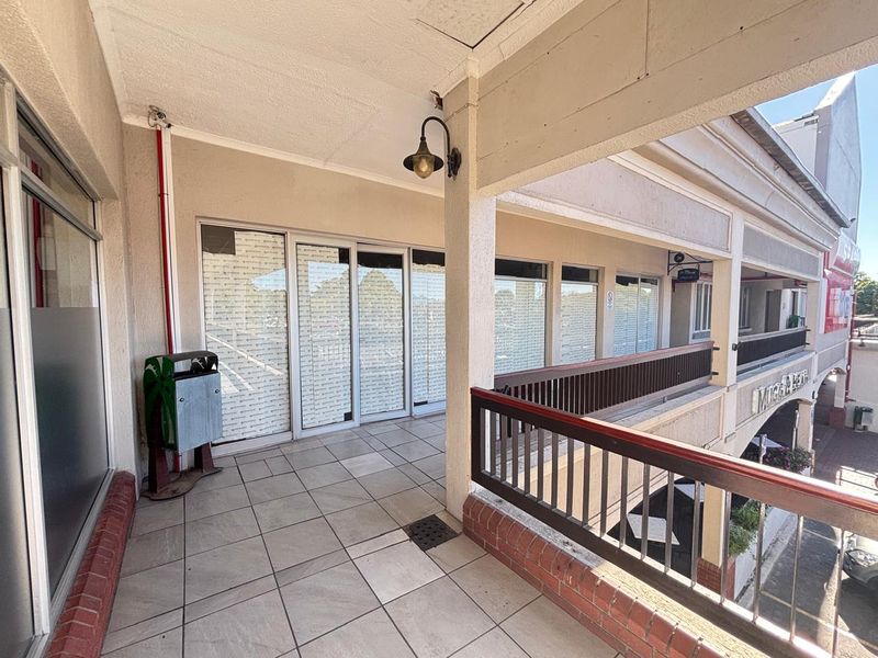 206m2 First Floor Retail / Office Space To Let in Durbanville - Photo 2