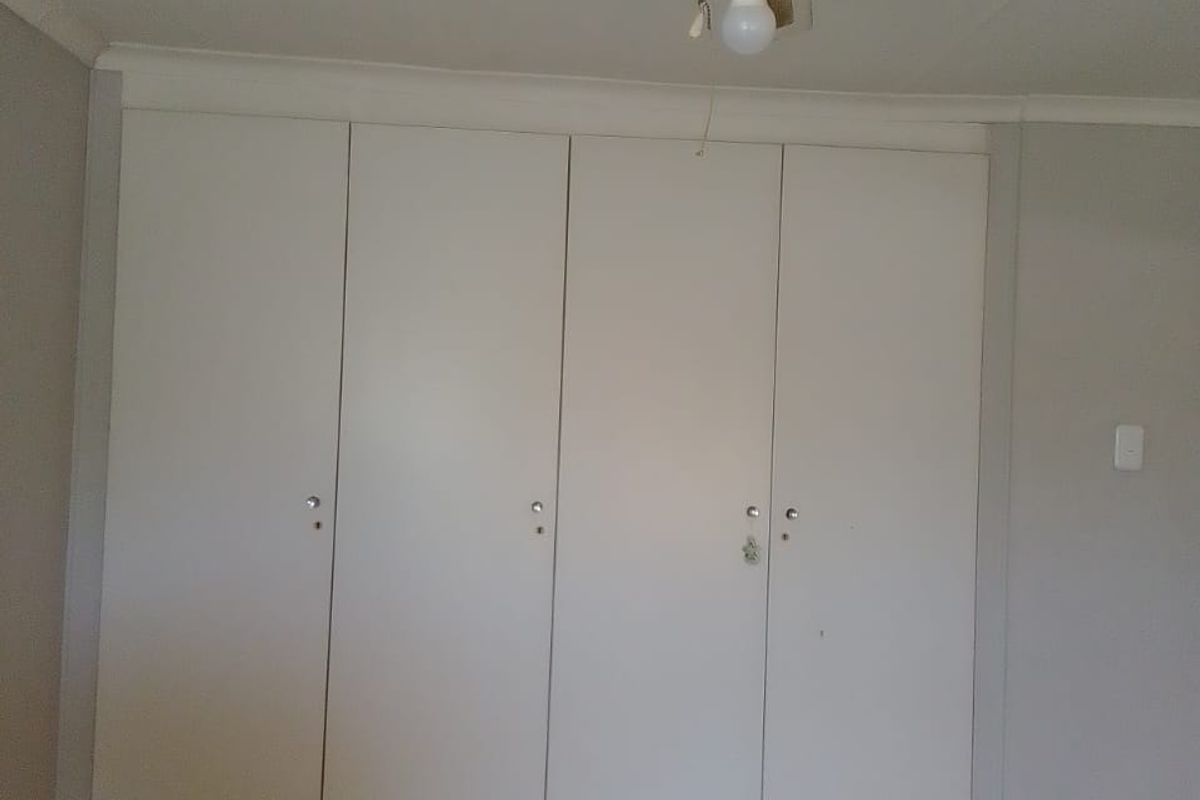 Great 2 bedroom unit with big living space - Photo 5