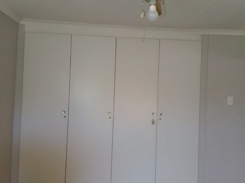 Great 2 bedroom unit with big living space - Photo 5