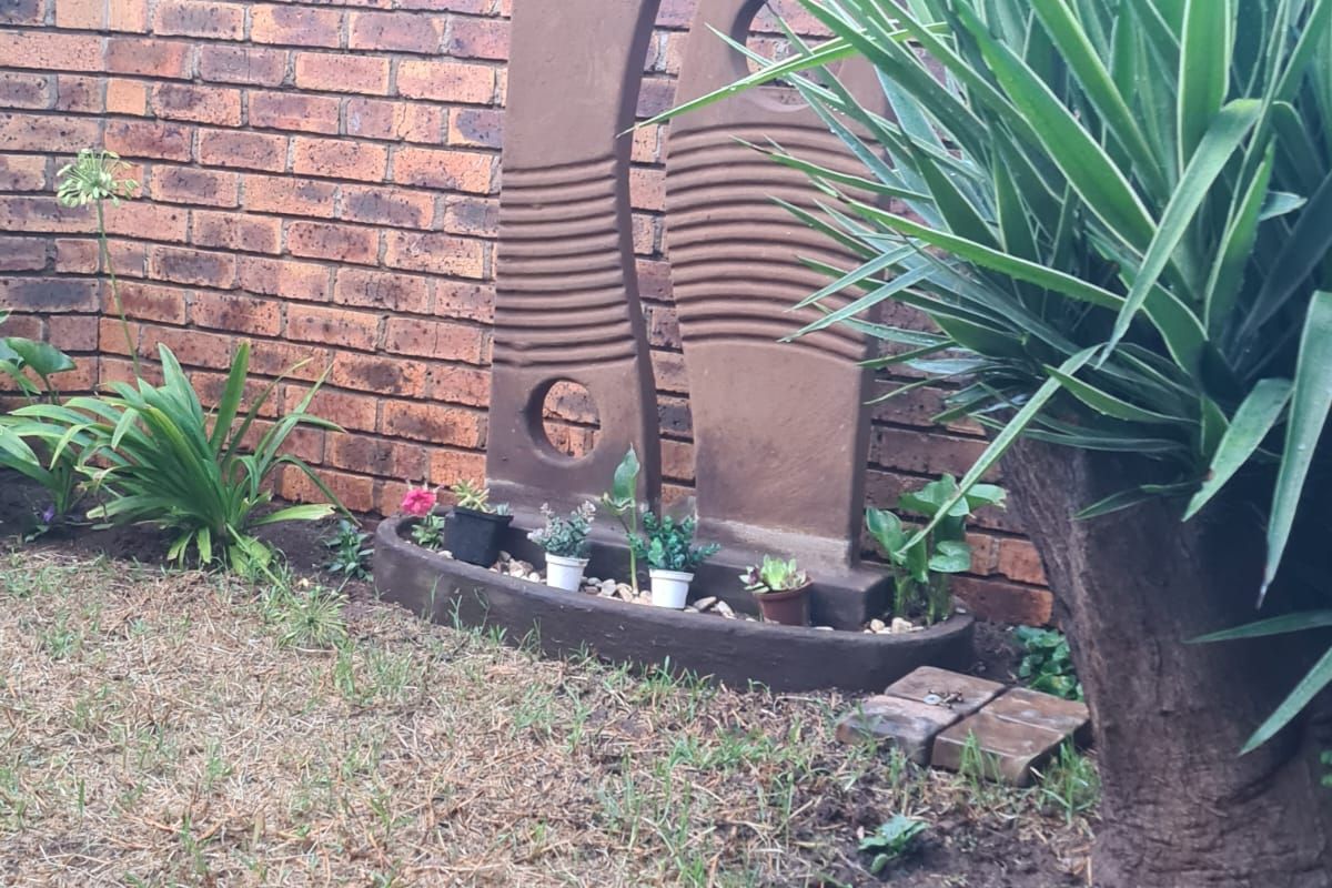 Great 2 bedroom unit with big living space - Photo 2