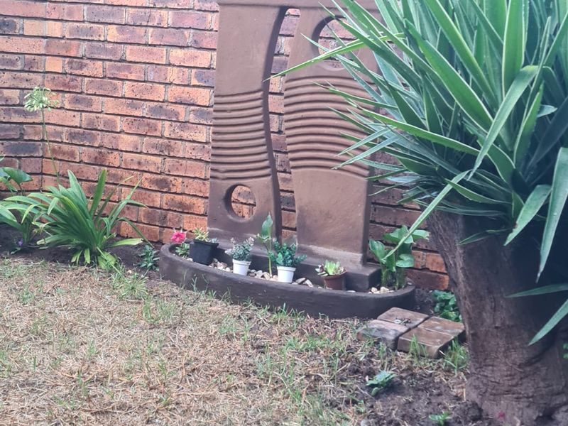 Great 2 bedroom unit with big living space - Photo 2