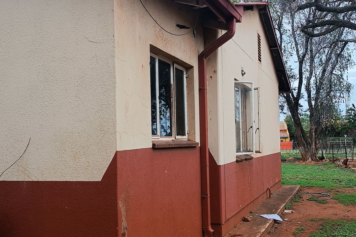 3 Bedroom Home with Extra Outside Room, Bathroom & Single Garage - Photo 4