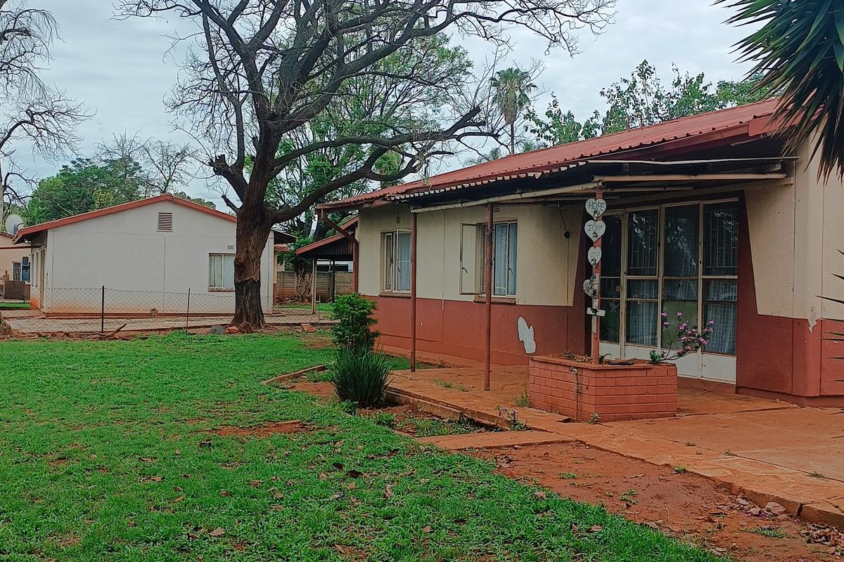 3 Bedroom Home with Extra Outside Room, Bathroom & Single Garage - Photo 2