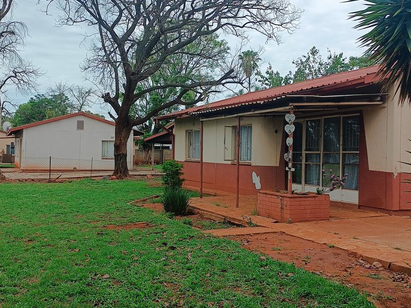 3 Bedroom Home with Extra Outside Room, Bathroom & Single Garage - Photo 2