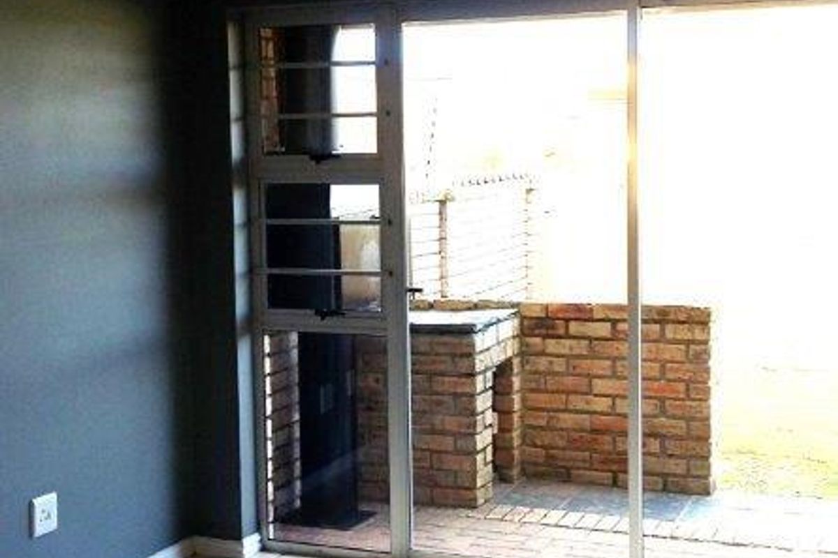 WALMER HEIGHTS 2 BED 1 BATH TOWNHOUSE FOR RENT - Photo 5