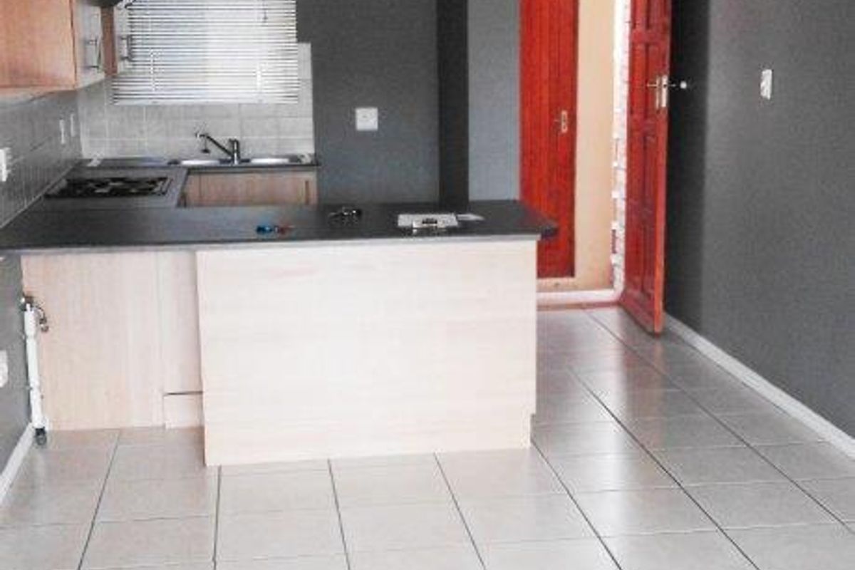 WALMER HEIGHTS 2 BED 1 BATH TOWNHOUSE FOR RENT - Photo 2