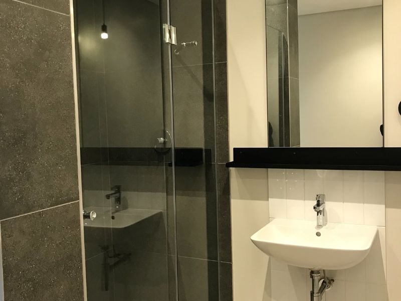 Unfurnished One Bedroom One Bathroom Apartment - Photo 8