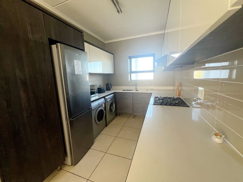 Experience Opulent Living at The Sandown FULLY FURNISHED 2 Bedroom Apartment Available! - Photo 10