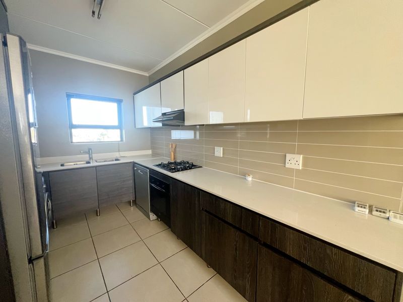 Experience Opulent Living at The Sandown FULLY FURNISHED 2 Bedroom Apartment Available! - Photo 9