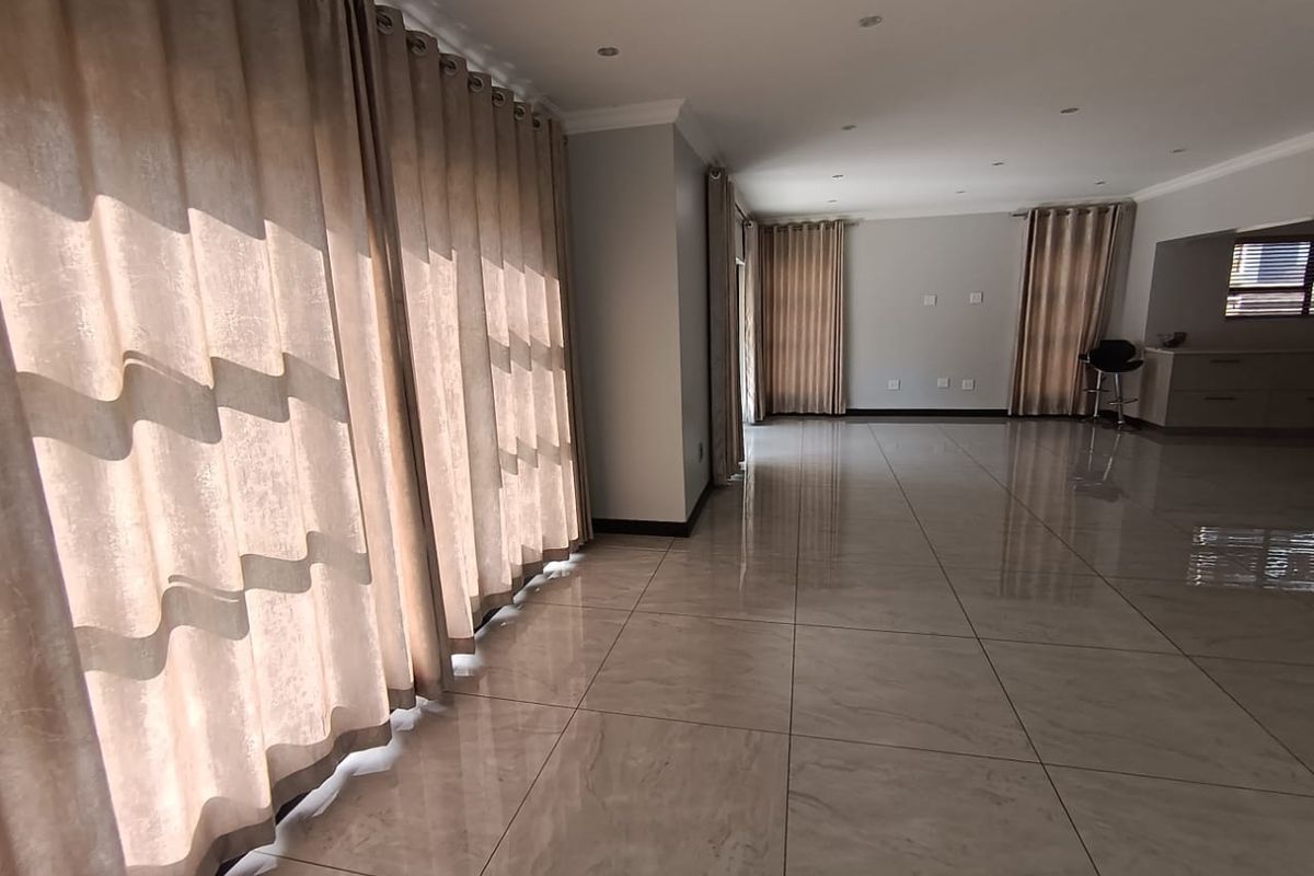 4 Bedroom House For Sale in Helderwyk Estate - Photo 3
