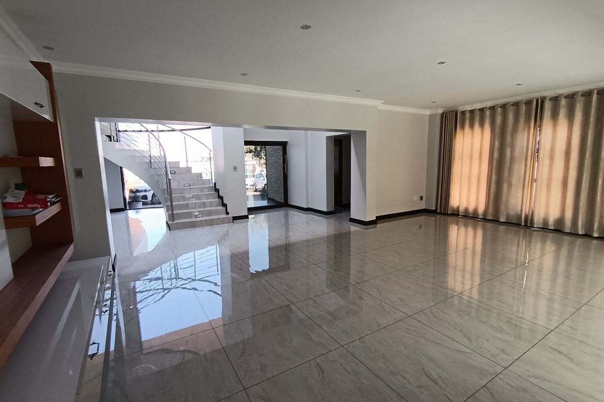 4 Bedroom House For Sale in Helderwyk Estate - Photo 2
